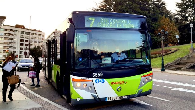 Uno de los autobuses de Vitrasa con el rótulo de la AECC