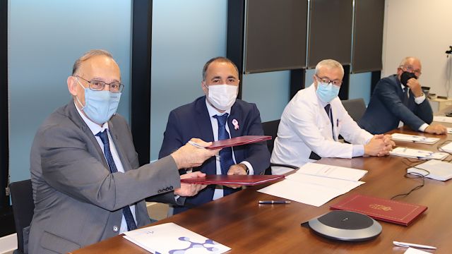 El rector de la UVigo, Manuel Reigosa, y el conselleiro de Sanidade, Julio García Comesaña, firman el convenio para mantener la colaboración entre la institución académica y el Instituto de Investigación Sanitaria Galicia Sur