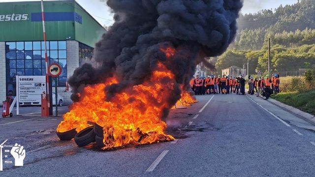 Protestas de trabajadores de Vestas ante la fábrica.
Trabajadores de Vestas han realizado en la mañana de este martes una barricada de neumáticos en llamas ante la entrada de fábrica de Chavín, en el municipio lucense de Viveiro.