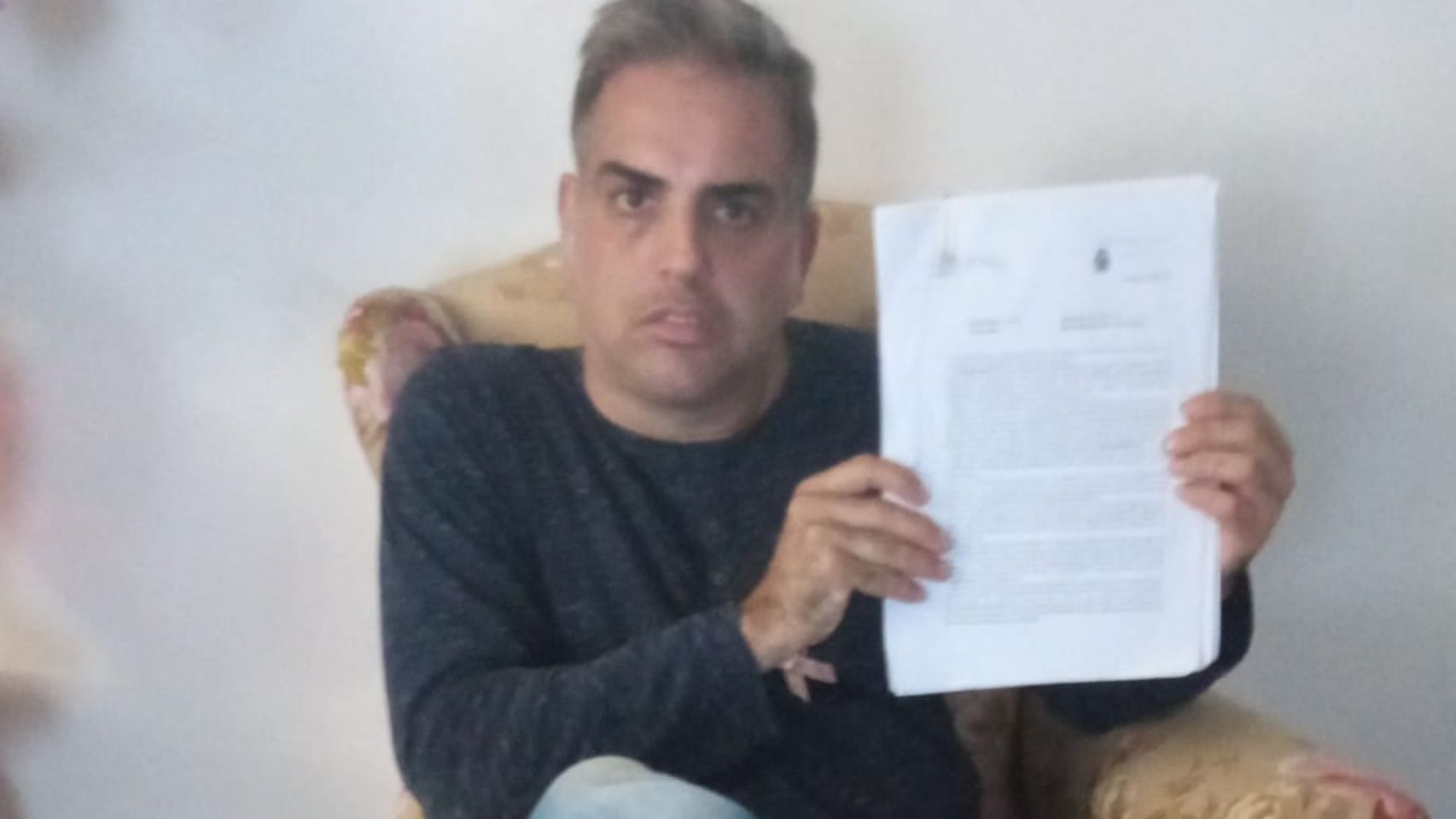 Víctor Besada muestra la denuncia presenta en la Policía Nacional 
