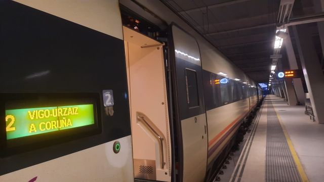 Tren de Media Distancia de Renfe en las vías de la estación de Vigo-Urzaiz.