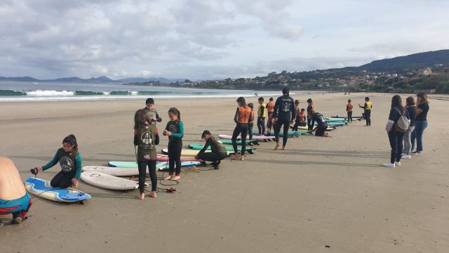 Los escolares en las clases de surf de Patos.