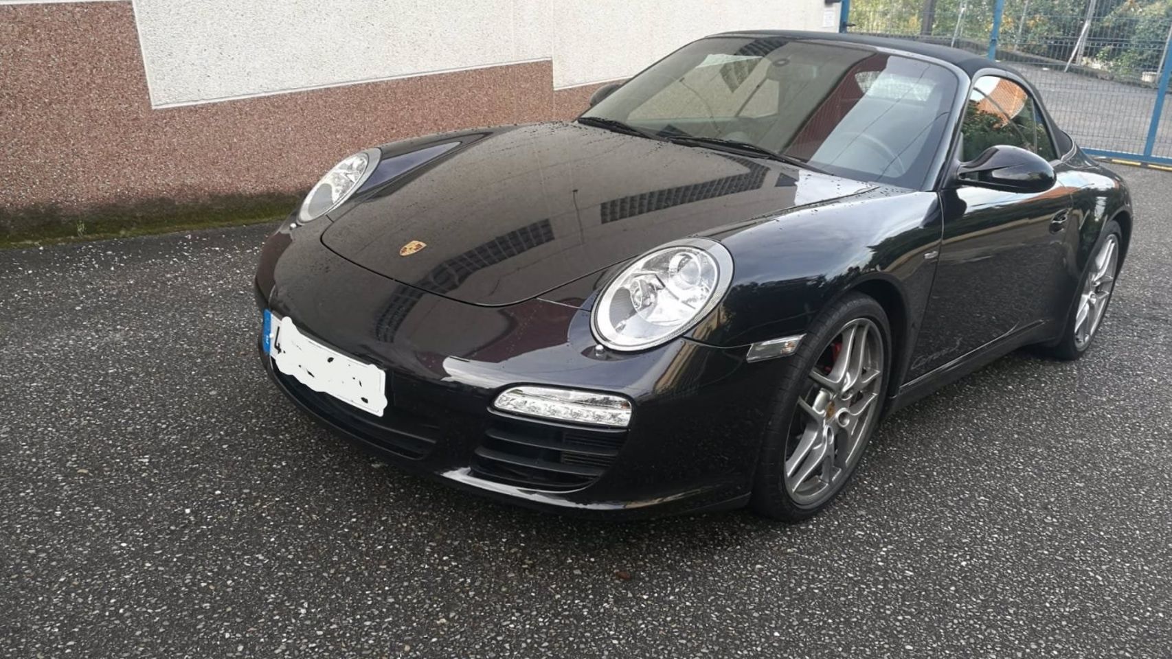Vehículo Porsche Carrera localizado en una vial de Vigo.