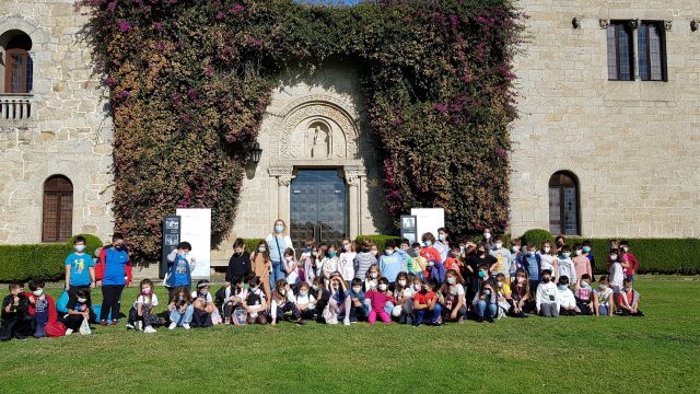 Varios escolares durante una visita al Pazo de Meirás.