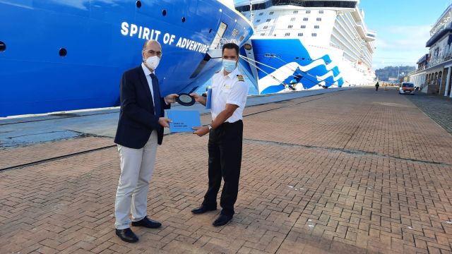 El presidente del Puerto y el capitán del Spirit of Adventure esta mañana en Vigo.