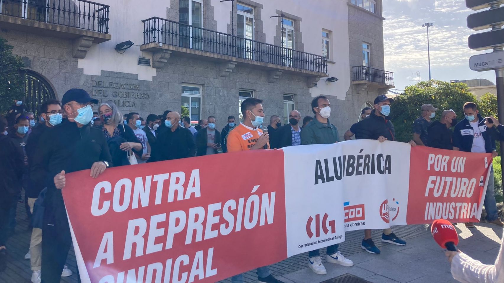 Los trabajadores de Alu Ibérica esta mañana frente a la Delegación del Gobierno de A Coruña.