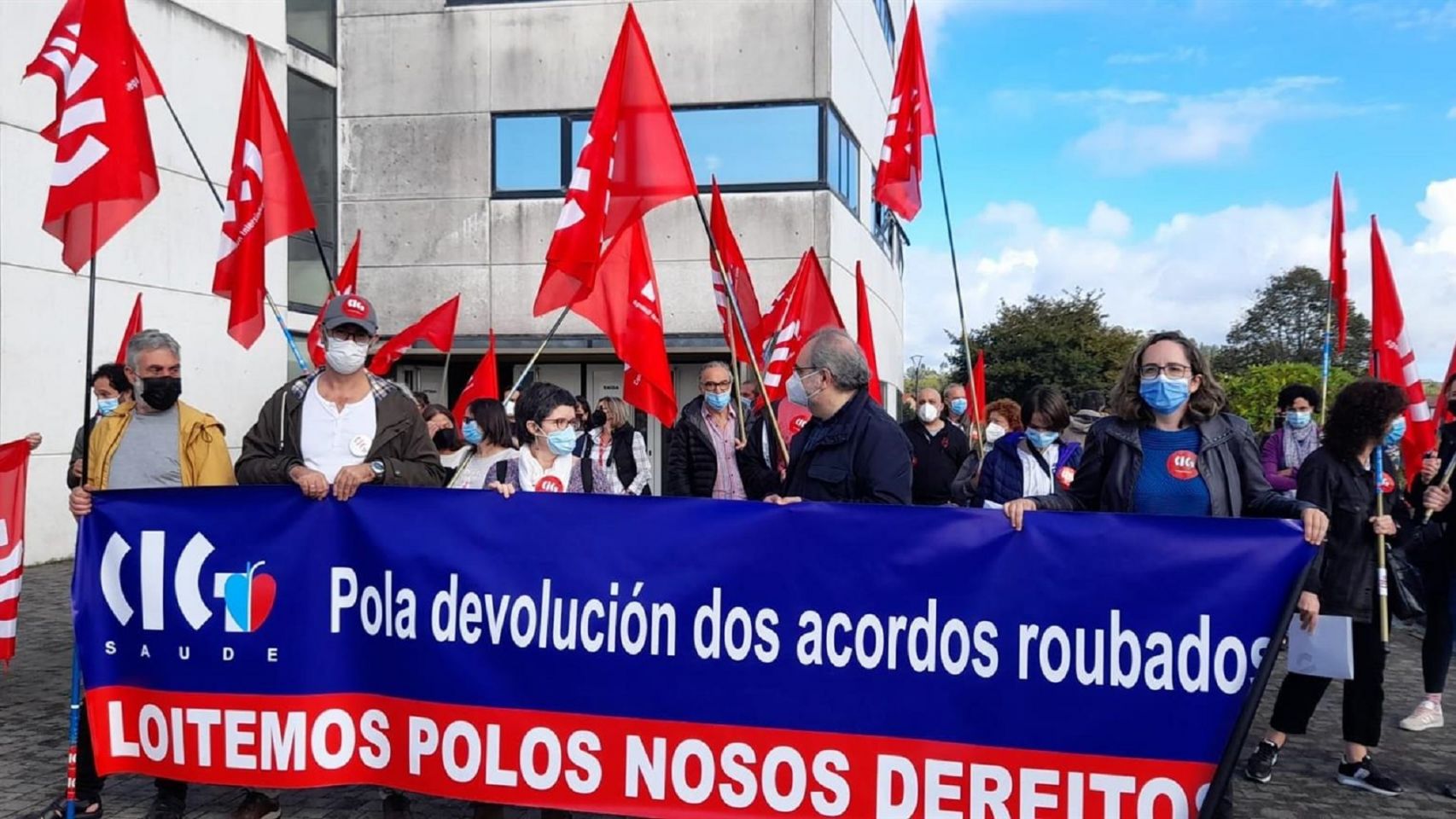 Concentración de delegados de CIG-Saúde delante del Sergas en San Lázaro el 21 de octubre de 2021.