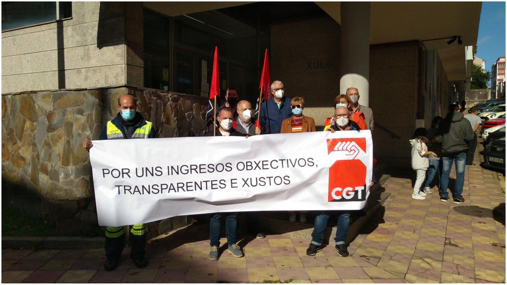 Integrantes de la CGT a las puertas de los juzgados de Ferrol.