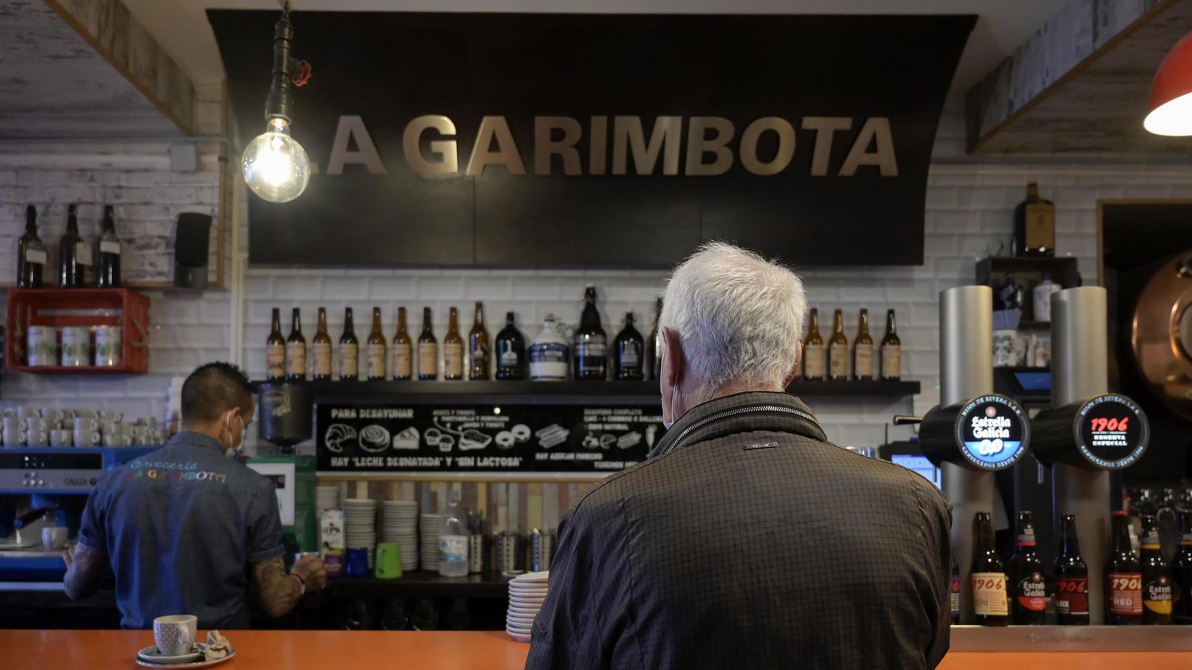 Un hombre en la barra de un bar de A Coruña.