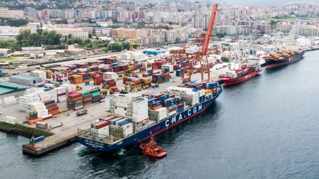 Tráfico de mercancías en el puerto de Vigo.