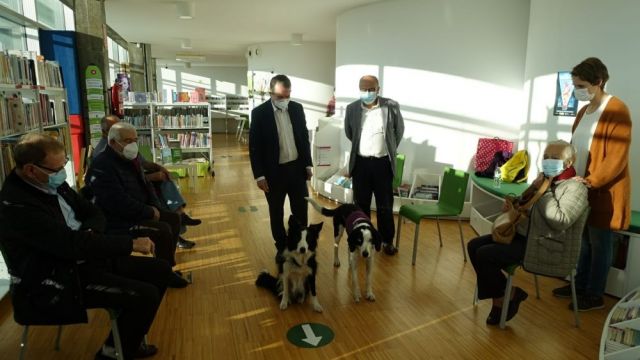 El alcalde y el concelleiro de Cultura, Abel Losada, en su visita a la biblioteca municipal Neira Vilas
