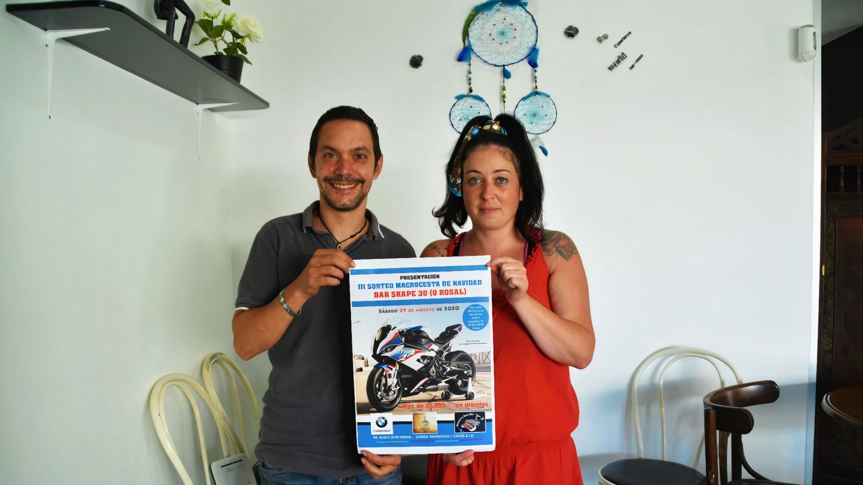 Dani Rodríguez y Celia Carrera, de Skape 30, organizadores del sorteo.
