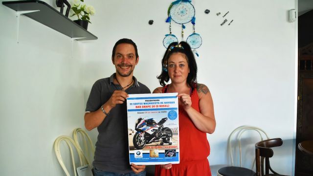 Dani Rodríguez y Celia Carrera, de Skape 30, organizadores del sorteo.