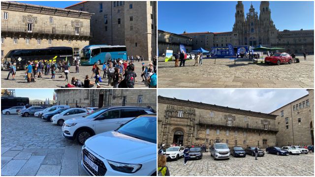El Obradoiro repleto de vehículos en distintos momentos.