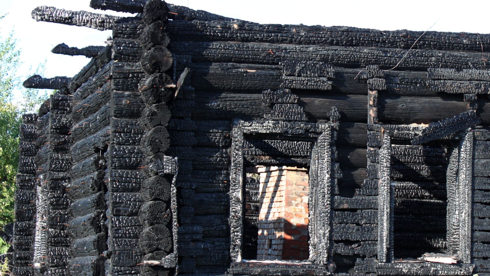 Imagen de una casa de madera quemada 