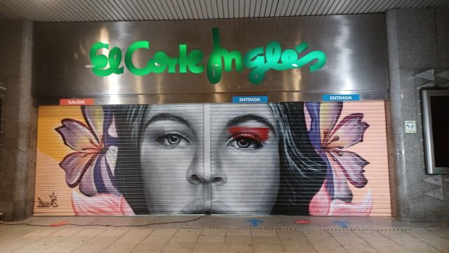 Grafiti de la entrada del Ramón y Cajal de El Corte Inglés de A Coruña.