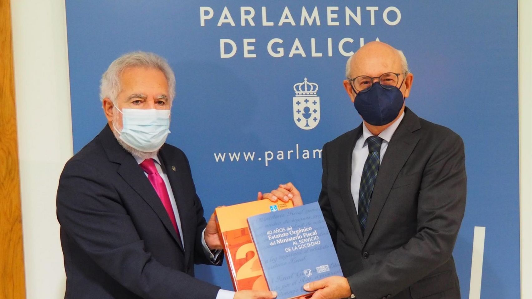El fiscal superior de Galicia, Fernando Suanzes, entrega al presidente del Parlamento gallego, Miguel Ángel Santalices, la memoria anual de la Fiscalía Superior de Galicia del año 2020.
