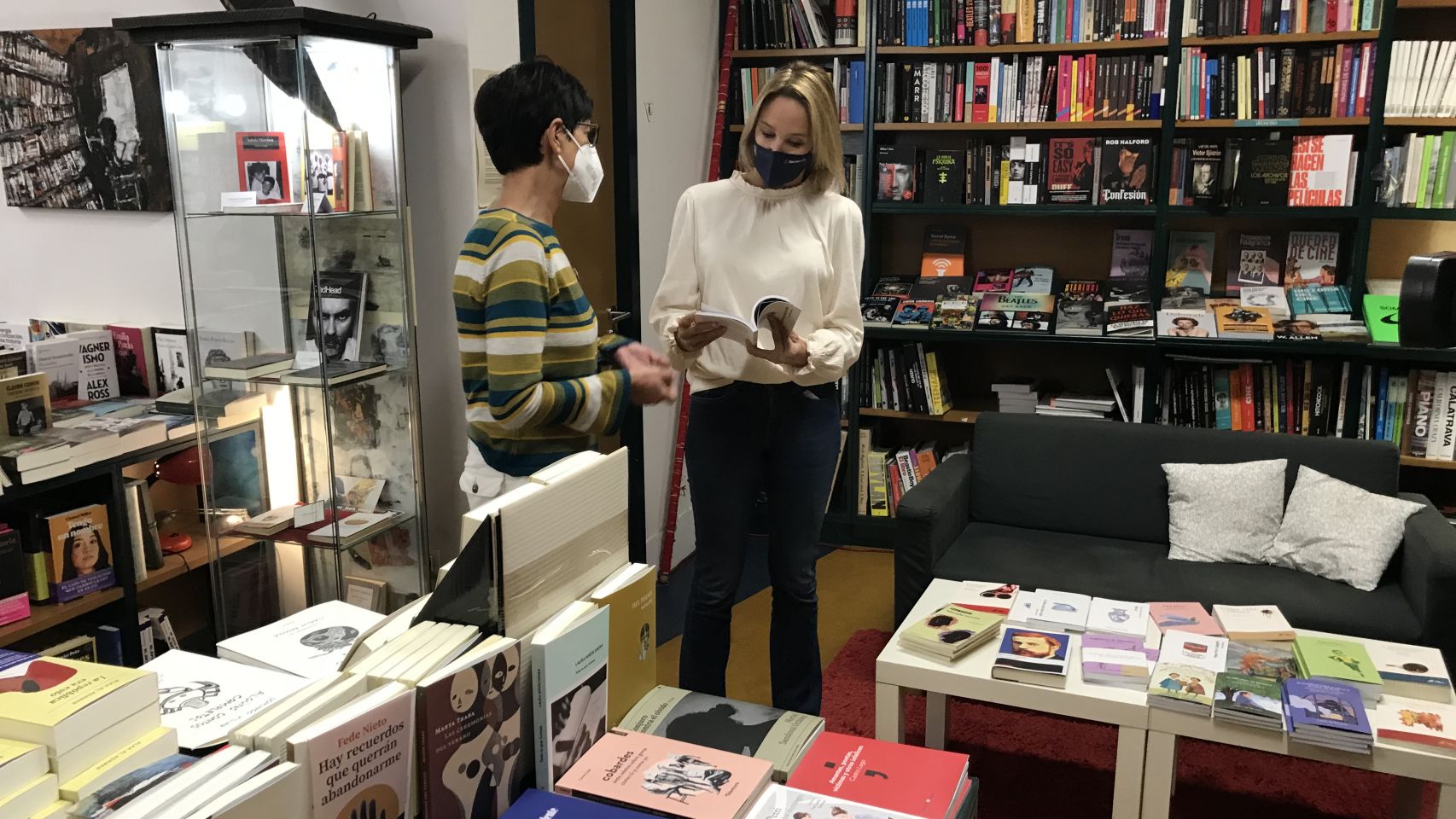La delegada de la Xunta en Vigo visitó esta mañana la librería Versus, adherida al Bono Cultura