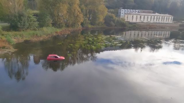 El coche quedó medio sumergido en el río 