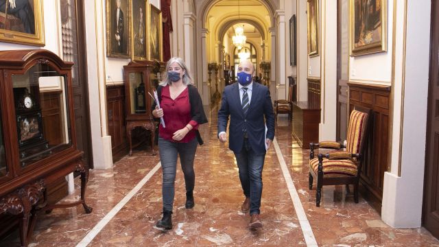 José Manuel Lage Tuñas (PSOE) y María García (Marea)