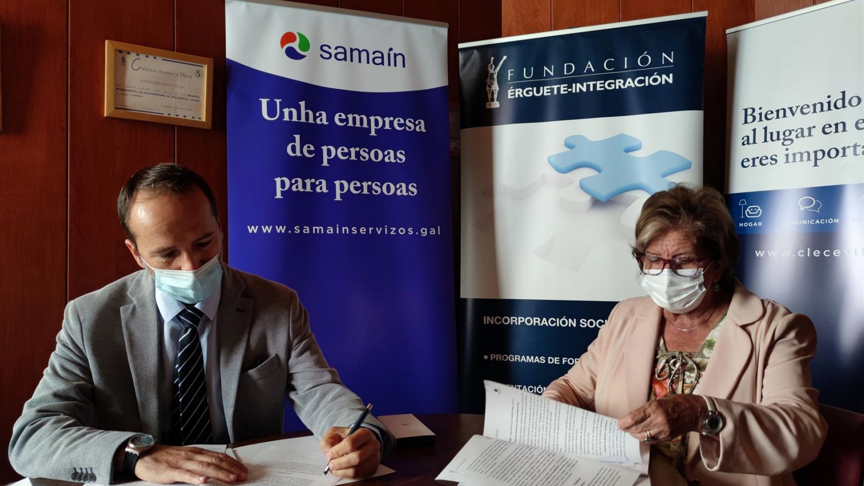 El delegado de Clece en Galicia, Alberto Domínguez, y la presidenta de la Fundación Érguete-Integración, Carmen Avendaño, firman un convenio de colaboración para impulsar la inserción socio-laboral de personas vulnerables