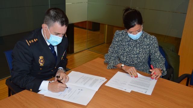 La Alcaldesa de Mos, Nidia Arévalo ha firmado el convenio con el Comisario Juan José Díaz Jiménez, Jefe Policía Nacional de Vigo