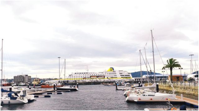 El Hamburg esta mañana en el puerto de Ferrol.