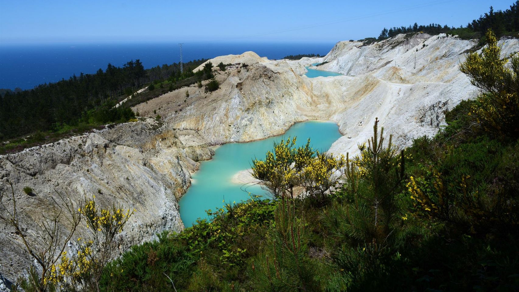 Balsas mineras en la zona de explotación de áridos en Monte Neme (A Coruña).