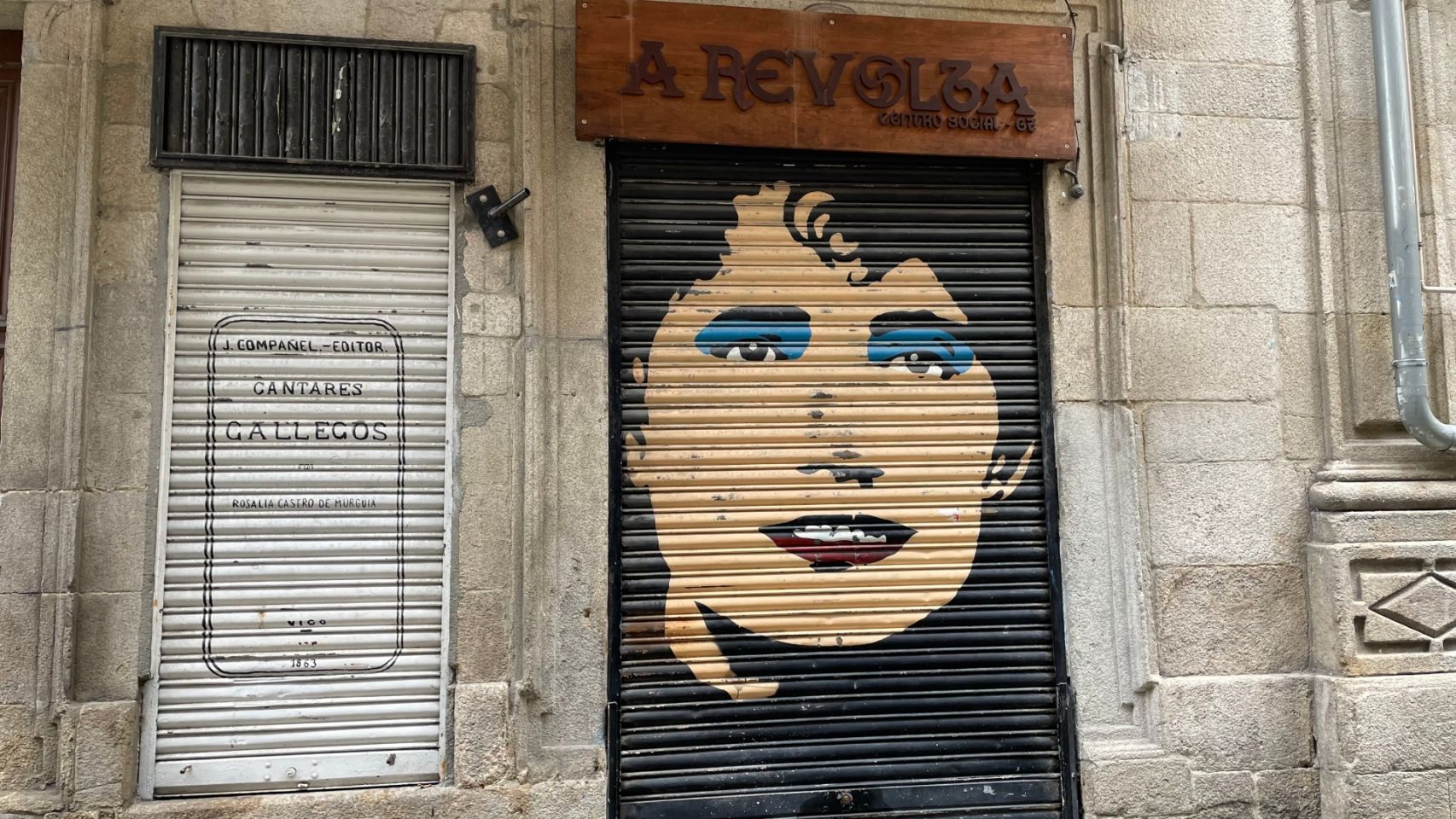 Referencias a Rosalía de Castro y su obra en dos portales de la calle Real.