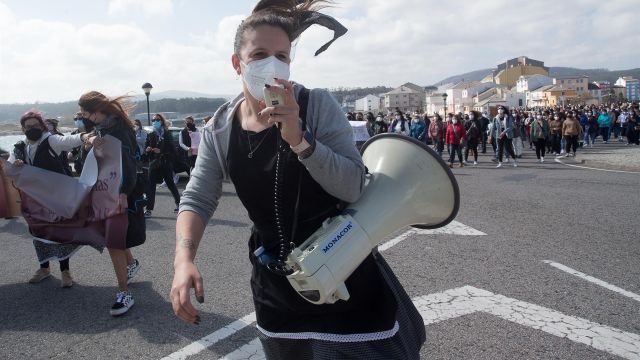 Una mujer sostiene un megáfono durante una manifestación en apoyo a las mujeres de A Maruxaina.