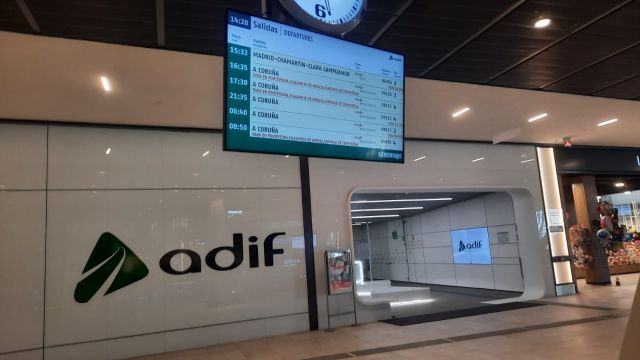 Panel informativo de ADIF en la estación del Vialia de Vigo-Urzaiz.