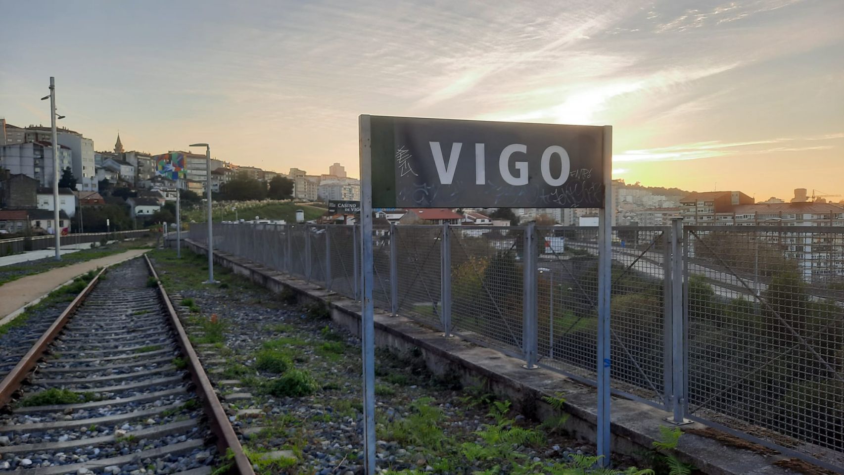 Antigua línea del ferrocarril a Urzaiz reconvertida en la Vía Verde de Vigo a Chapela.