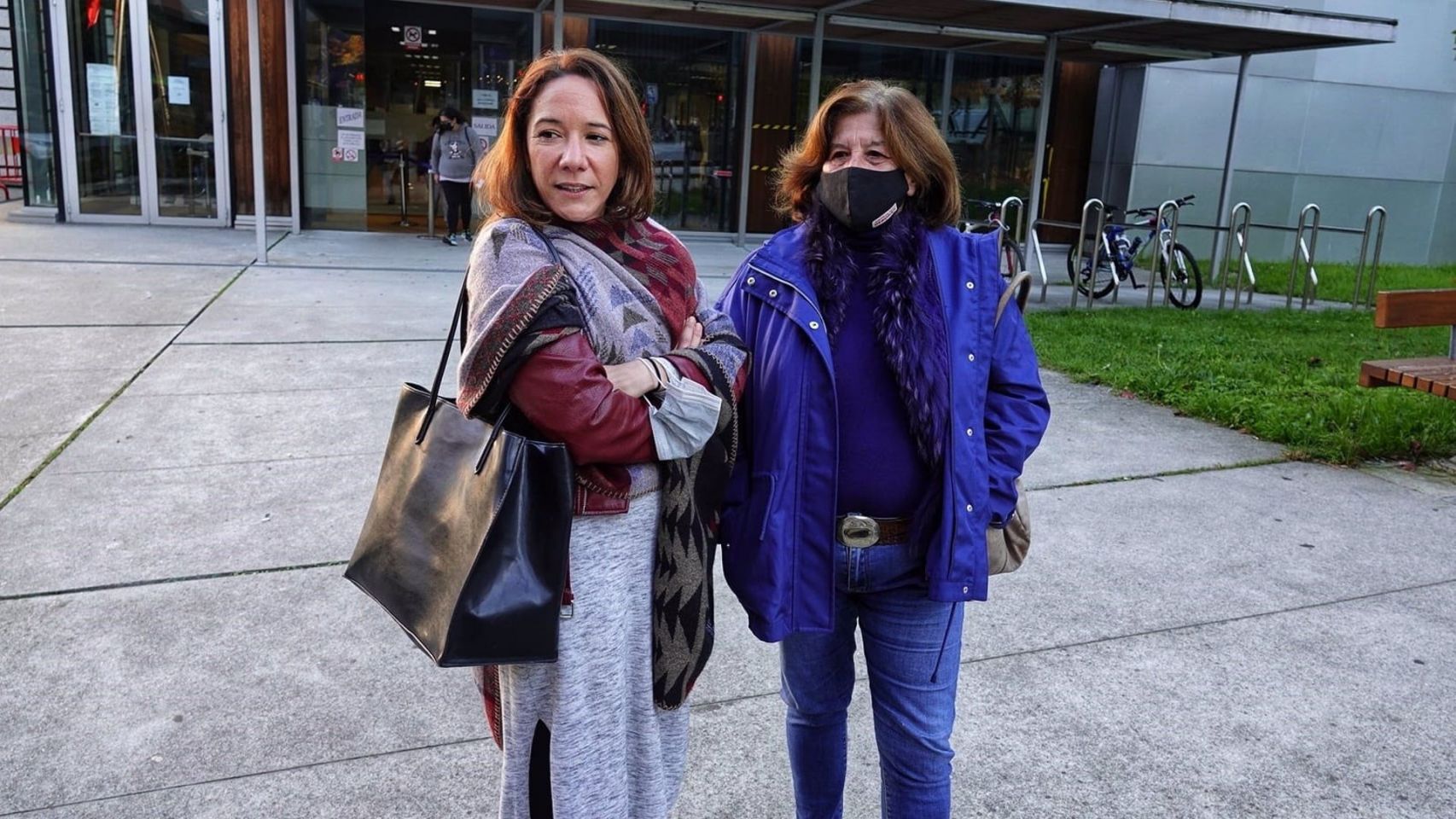 La hermana y la madre de Déborah Fernández-Cervera frente a la Comisaría de Vigo.