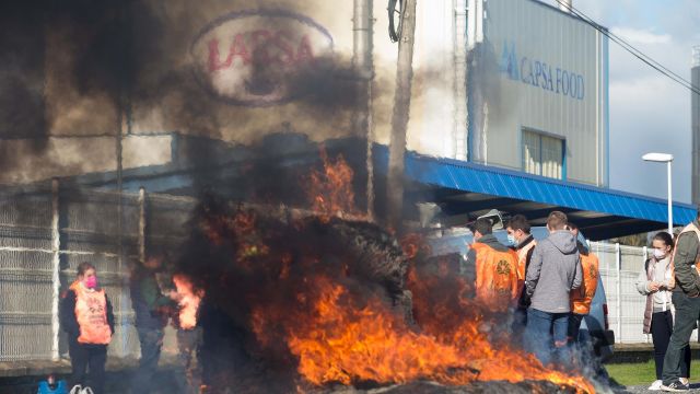 Una hoguera durante una acción sindical ante la planta de Larsa para exigir unos "precios justos".