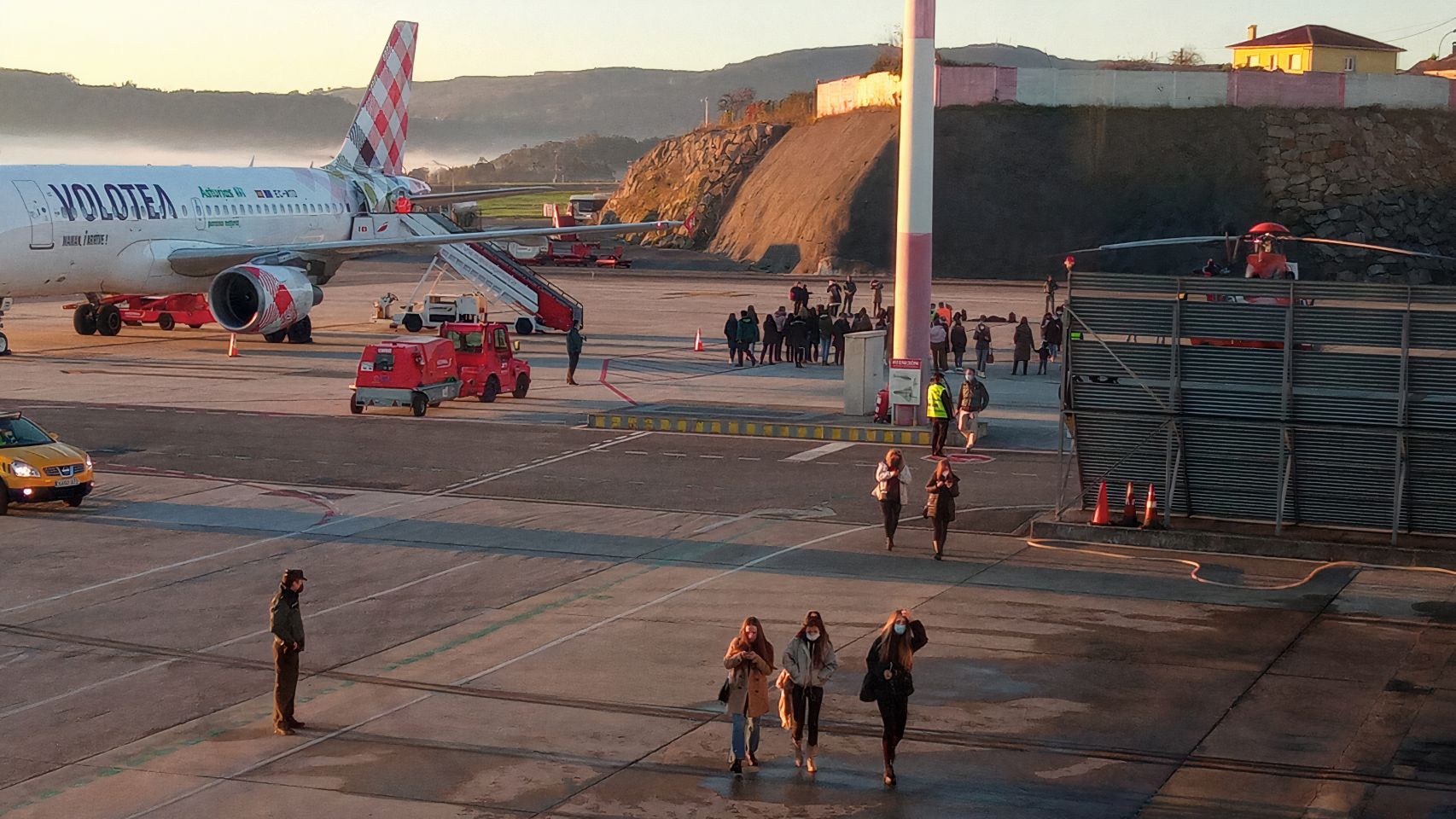 Imagen del desalojo del avión en el aeropuerto de A Coruña
