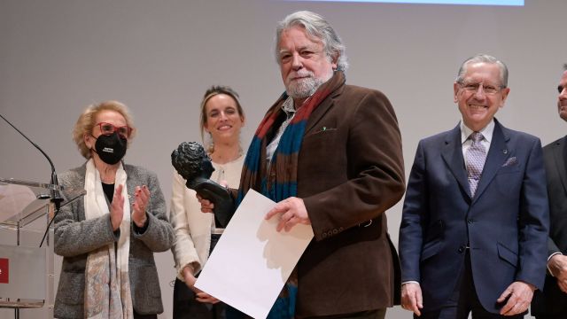 Alfredo Conde recibe el premio de relato histórico Emilia Pardo Bazán.