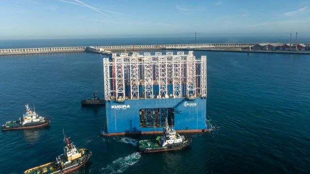 El Kugira en su llegada al puerto exterior de A Coruña el pasado mes de octubre de 2021