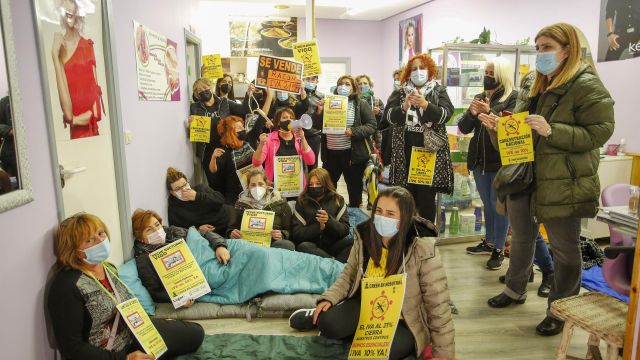 Varias personas pertenecientes al sector de la imagen personal durante una protesta en el Centro Rosa Figueiras de Peluquería y Estética