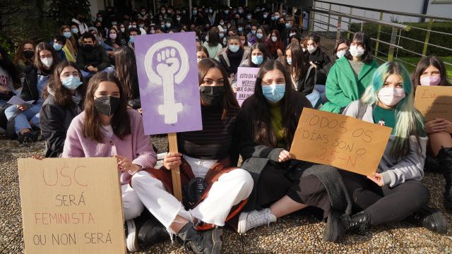 Sentada de alumnas de la Universidad de Santiago contra un estudiante que tiene varias denuncias de acoso.