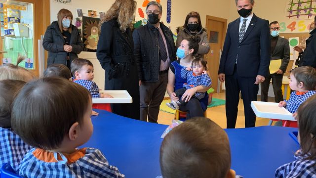 El delegado del Gobierno José Miñones en su visita a la escuela infantil Príncipe Felipe.