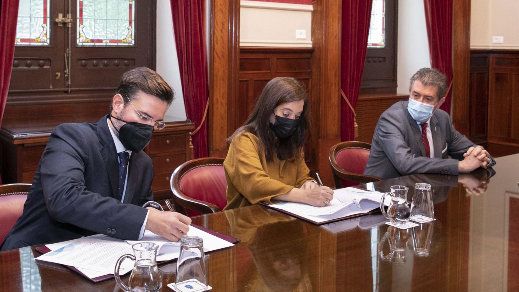 La alcaldesa de A Coruña, Inés Rey, firma la 'Carta de Compromiso del Turismo Sostenible'.
