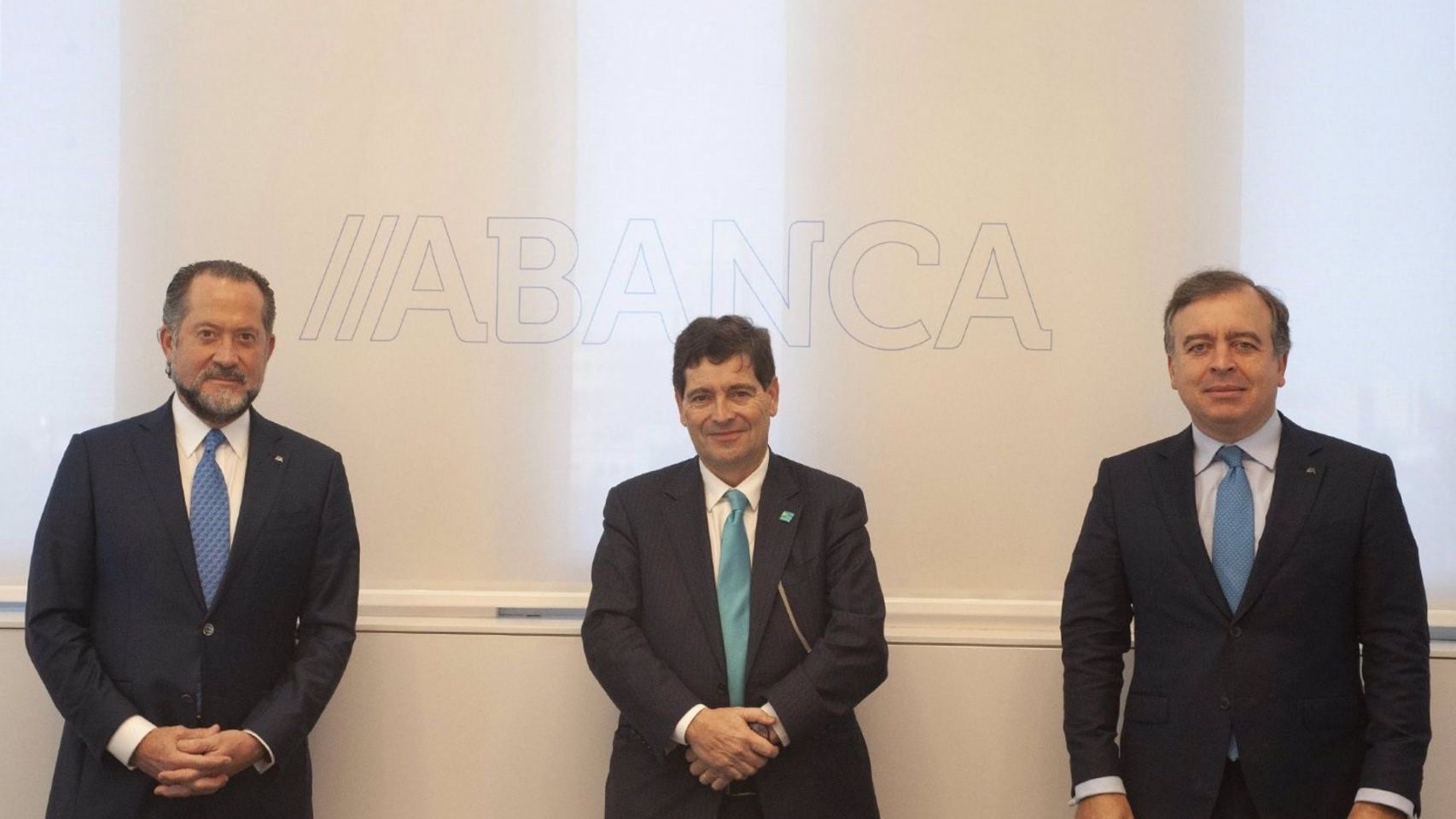 El presidente de Abanca, Juan Carlos Escotet; el consejero delegado de Novo Banco, Antonio Ramalho, y el consejero delegado de Abanca, Francisco Botas.