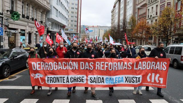 Movilización de la CIG en A Coruña para exigir mejoras en los salarios y pensiones, así como la derogación de las reformas a la jubilación de 2011 y 2013.