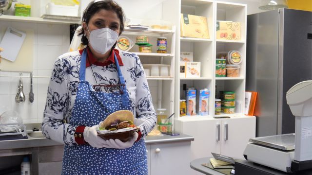 Muna Doueihi, la responsable del puesto de comida libanesa Muna.