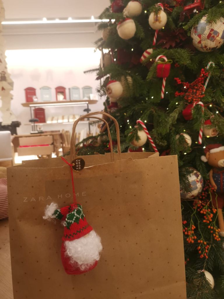 Zara fantasía navideña A Coruña: Cinta de juguetes, peluches bastones de