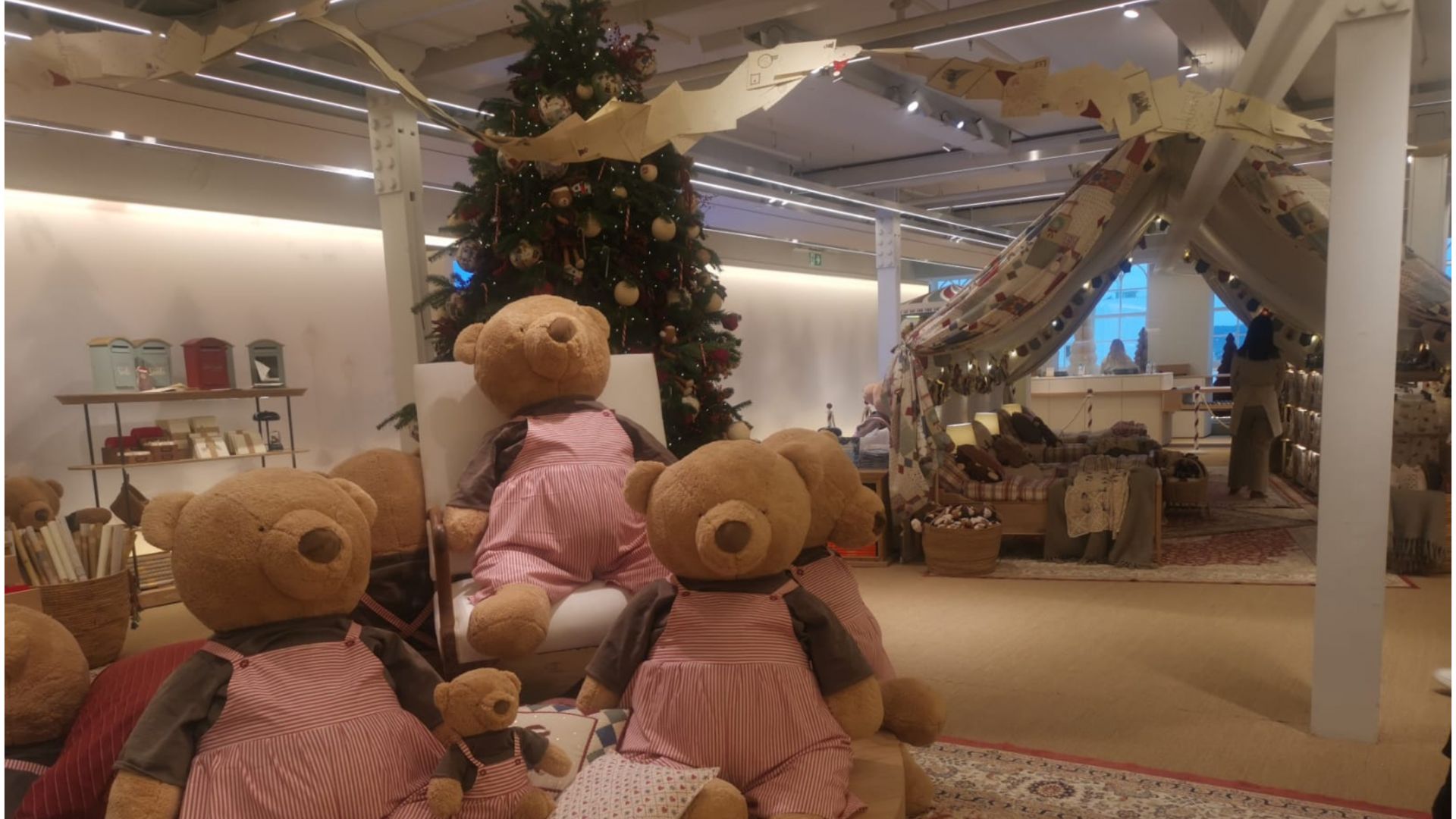 Asombrosamente Distracción famélico Zara estrena fantasía navideña en A Coruña: Cinta de juguetes, peluches o  bastones de caramelo