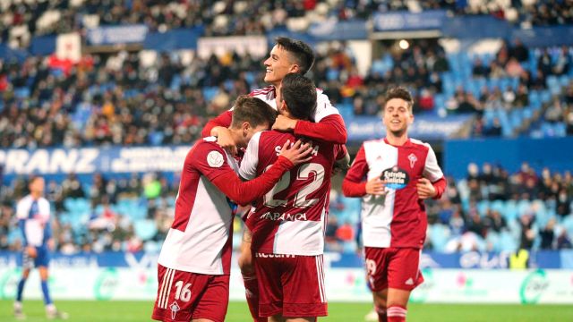 Cervi, Mina y Baeza celebran uno de los goles contra el Ebro.