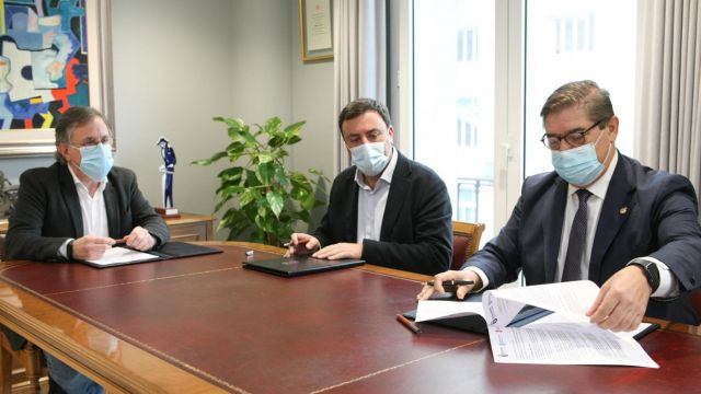 El presidente de la Diputación de A Coruña, Valentín González Formoso, y el rector de la UDC, Julio Abalde, firman un convenio de colaboración