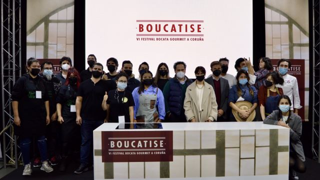 Foto de familia de los participantes en el festival Boucatise