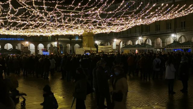 Varias decenas de personas en la esquina de Puerta Real, en María Pita